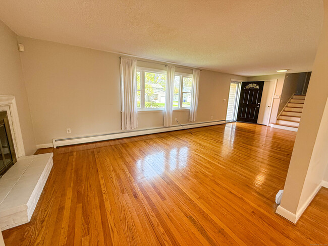 Building Photo - 115 Fuller Dr