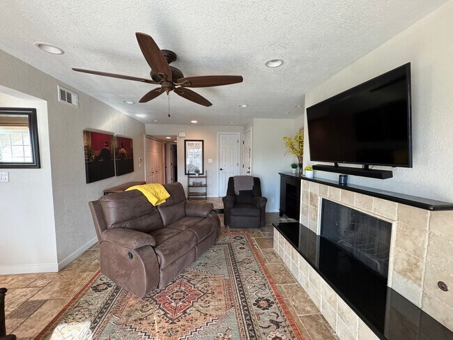 Building Photo - Riverfront 2BR Condo Great Views, Luxury Furnished incl UTILITIES