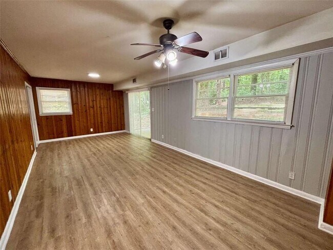 Building Photo - 2612 Dawn Dr