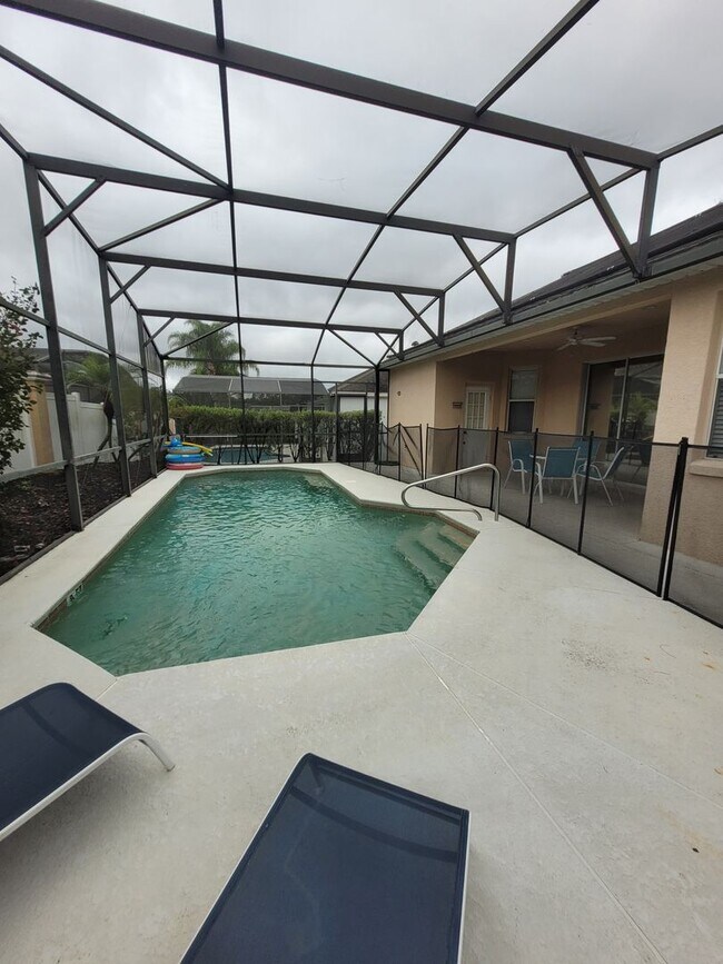 Building Photo - Amazing Renovated 4 bed 3 bath in Davenport