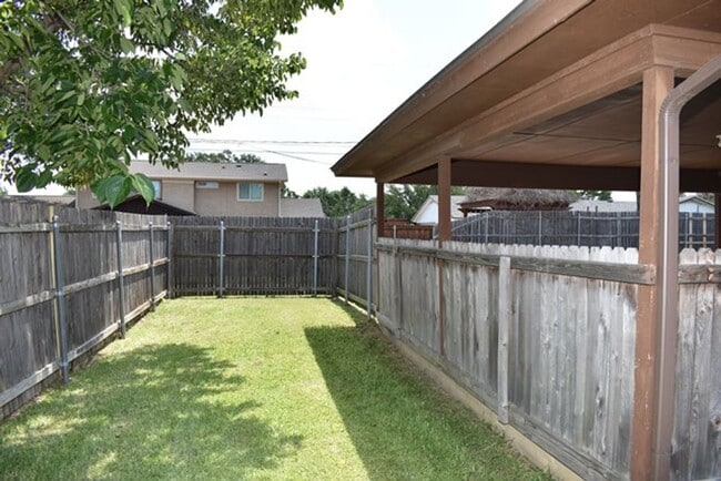 Building Photo - 309-311 Dogwood Dr