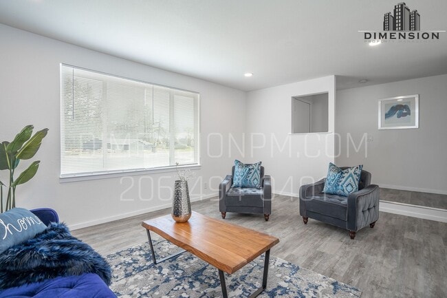 Building Photo - Modern & Updated 2-Bedroom, 1-Bath Duplex ...