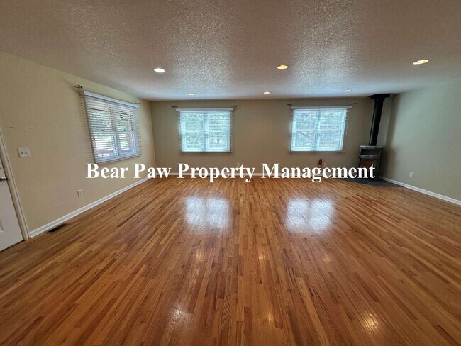 Building Photo - Great Home off Upper Bear Creek!