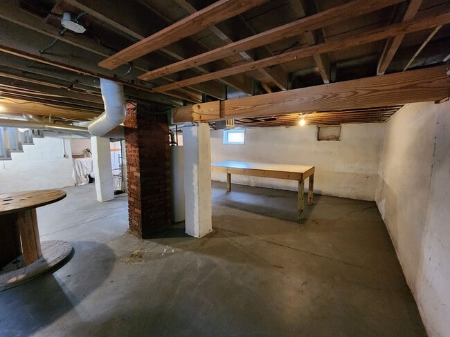 Building Photo - 3 Bedrooms, 1.5 Bath Brick Bungalow with Basement & Large Yard.  Close to UofL.