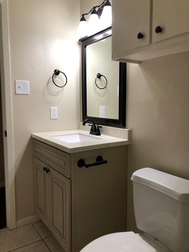 Building Photo - 615SB