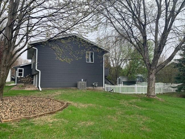 Building Photo - Charming 4/2