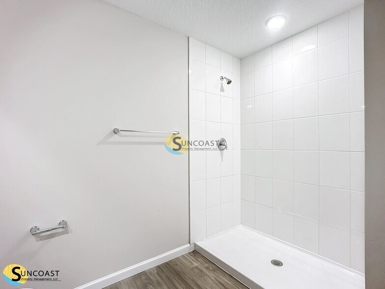 Building Photo - 6445 Breezy Oaks Wy