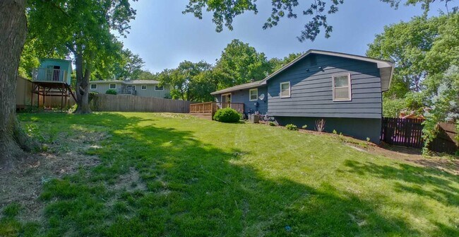 Building Photo - 3027 Tamarak Dr