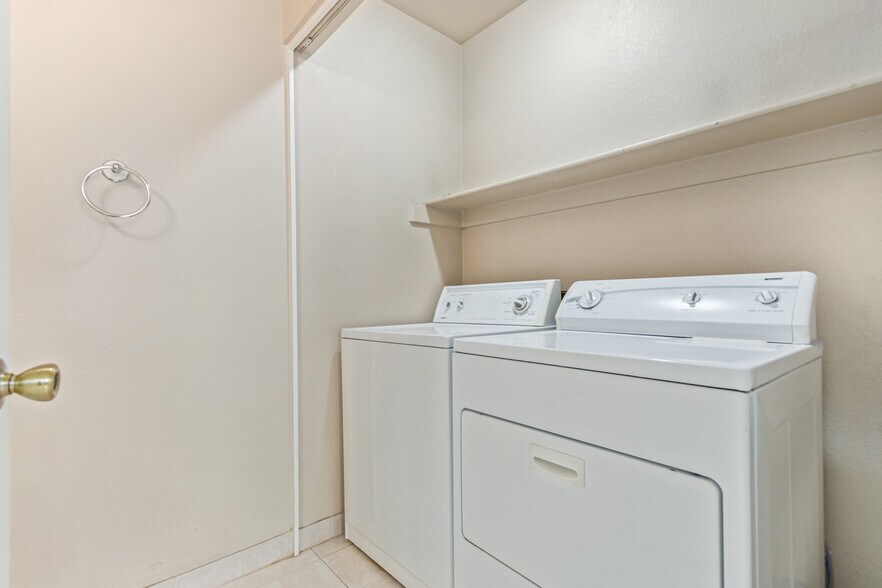 Building Photo - 518 E Wescott Dr