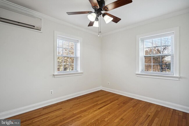 Building Photo - Gorgeous, Sun-lit,Townhouse in Alexandria