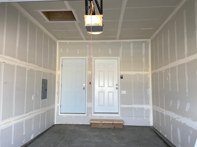 1 car garage - 744 E Springmont Dr