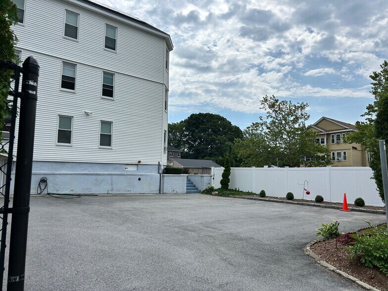 Building Photo - 327 Hamilton St