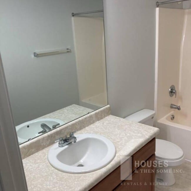 Building Photo - 18 Whitethorn Ln