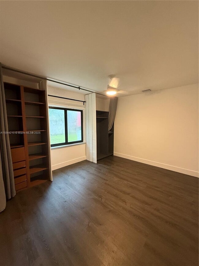 Building Photo - 402 SW 33rd Ave