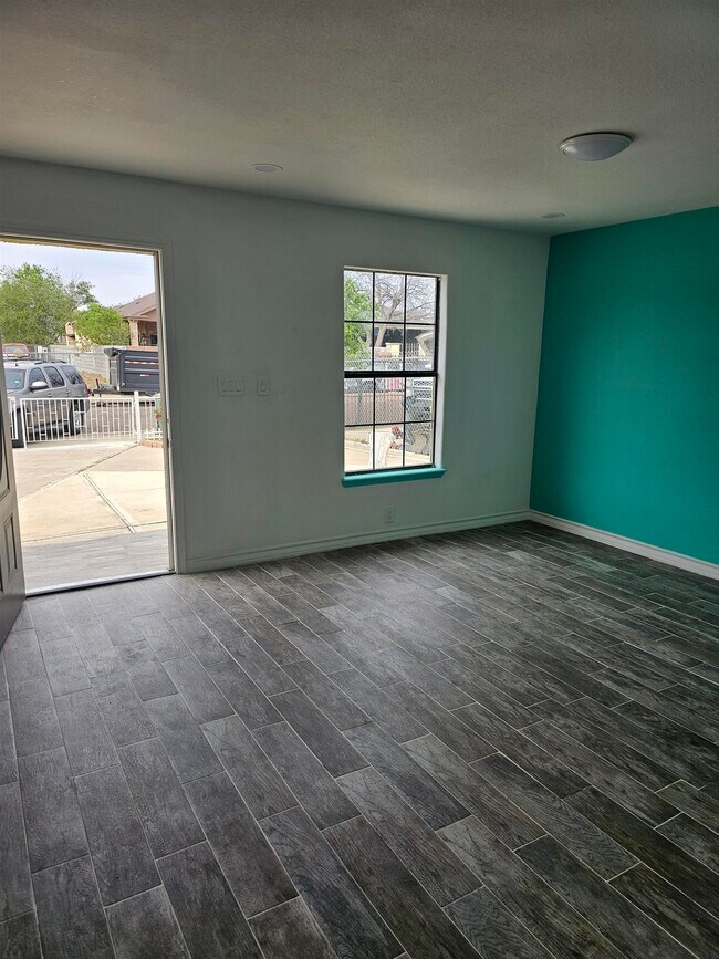 Building Photo - 4933 Franzetta St