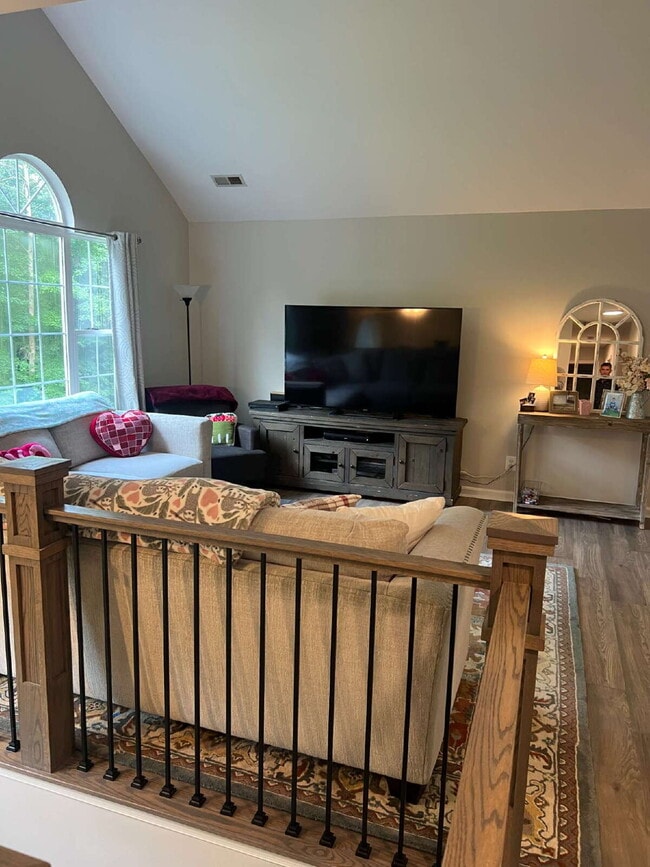 Building Photo - Spacious Multi-Generational Home on 3 Acre...