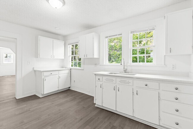 Building Photo - Stylish & Newly Renovated 4 Bedroom 2 Bath...