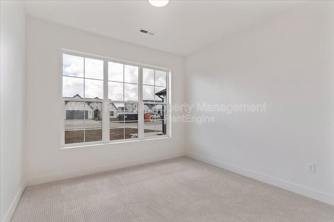 Building Photo - 837 E 3rd N