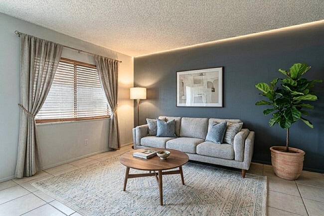 Building Photo - 452 E 9th Ave