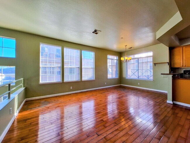 Building Photo - Beautiful 3bd Tri-level Home With Pool, Pl...