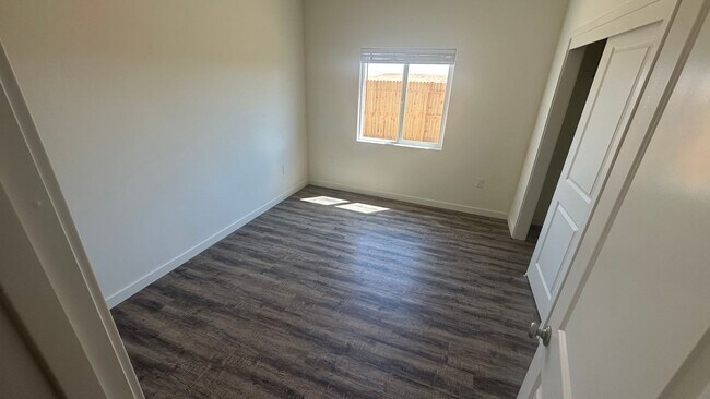 Building Photo - Coyote Run Duplexes 9004
