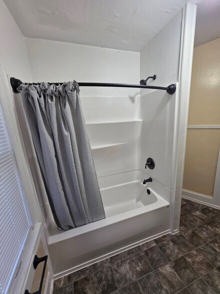 Building Photo - 1614 5th Ave