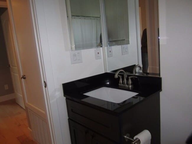 Building Photo - 4 bedroom 2 bath house in Holbrook Heights- Concord