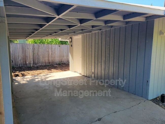 Building Photo - 1140 SW Stamm Pl