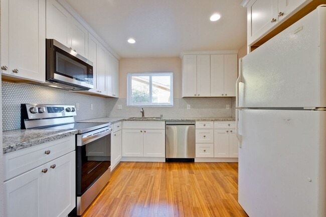 Building Photo - 1425 Sunshadow Ln