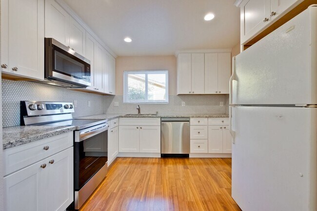 Building Photo - Like New Home. Available Soon!