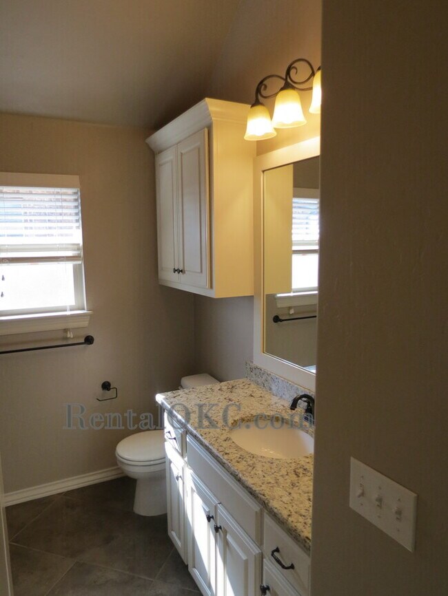 Building Photo - Stunning 3 Bed/2 Bath with office with bea...