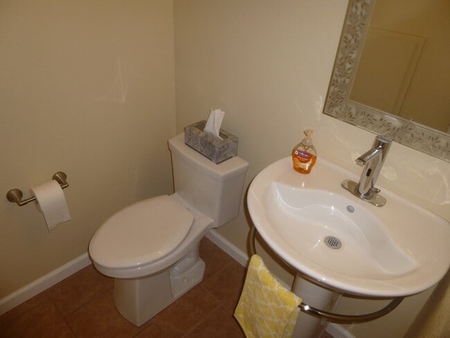 Building Photo - Updated Townhome in Country Club Village Green