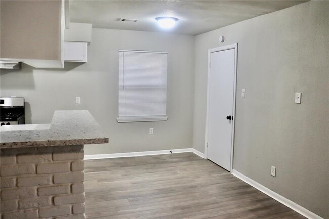 Building Photo - 6122 Heatherbrook Dr
