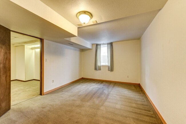 Building Photo - Great 4 Bedroom 3 Bath Home with 2 Car Garage and Covered Patio!