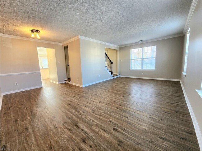 Building Photo - Beautifully renovated end-unit townhouse located in Central Virginia Beach