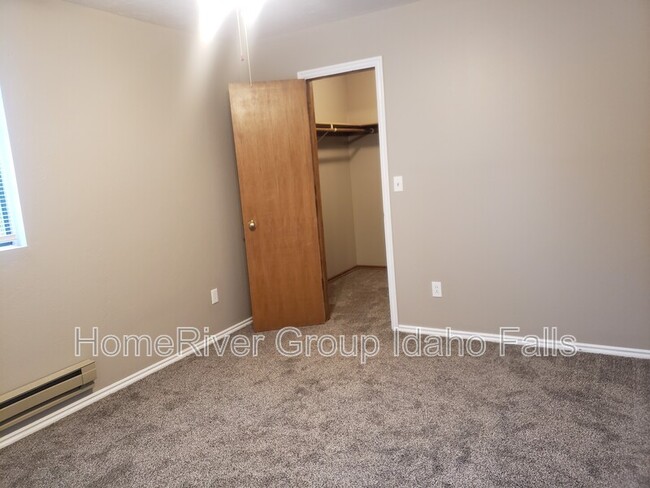 Building Photo - 1545 Bluebird Ln
