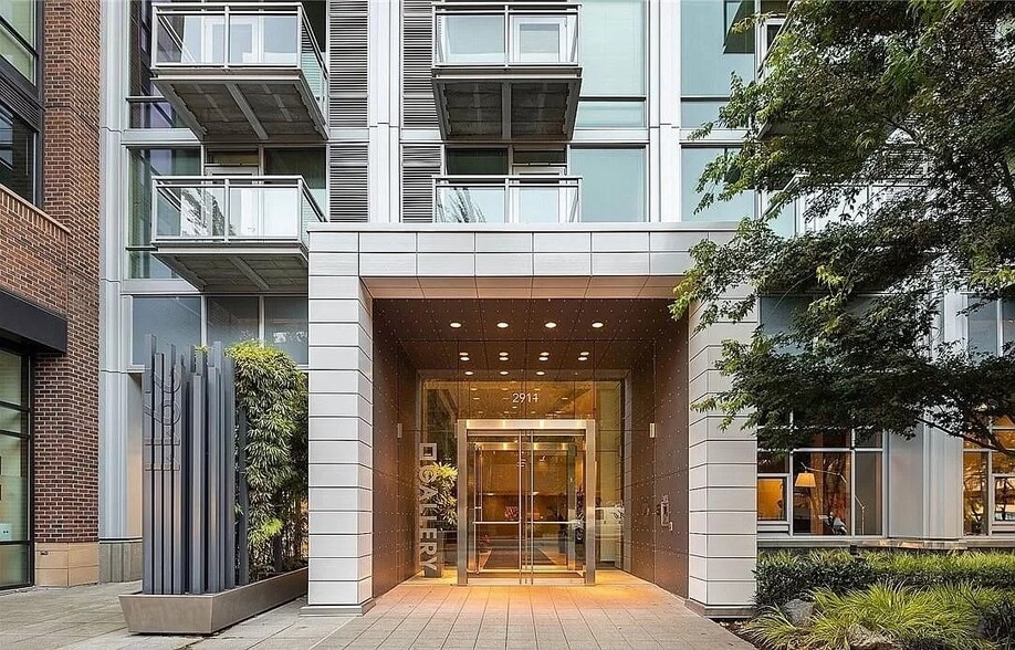 Amenities- Outside Front Entrance - 2911 2nd Ave