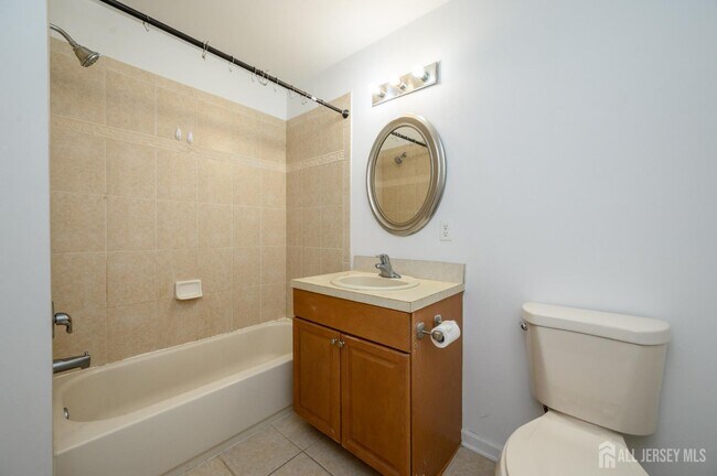 Building Photo - 303 Pinelli Dr
