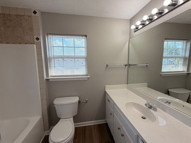 Building Photo - 3 BR, 2.5 BA, 2 Car Garage, Fenced in Backyard