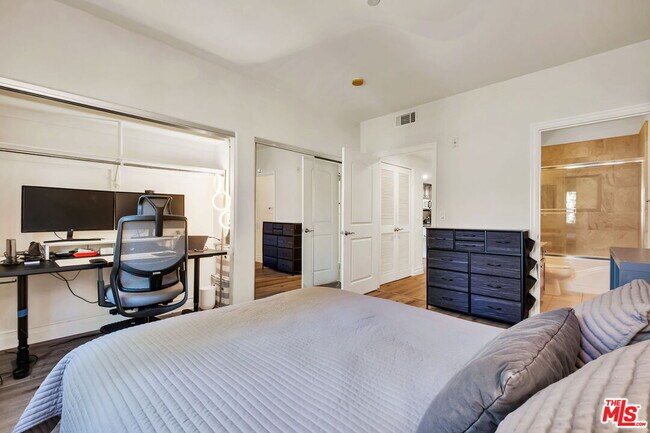 Building Photo - 15206 Burbank Blvd