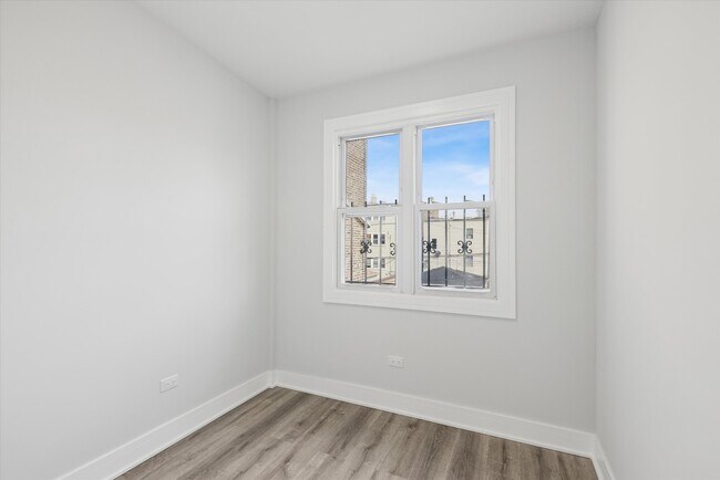 Building Photo - 4044 W Kamerling Ave