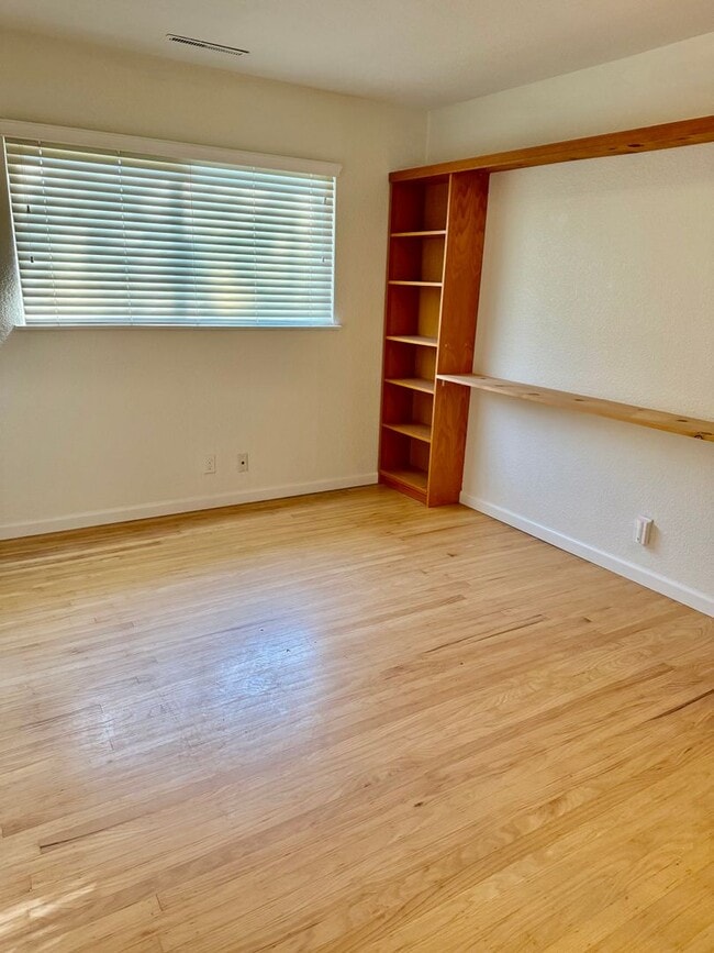 Building Photo - Beautiful Fair Oaks home