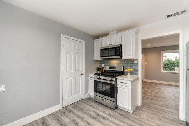 Building Photo - Beautifully Remodeled Duplex - 2 Bed, 1 Bath
