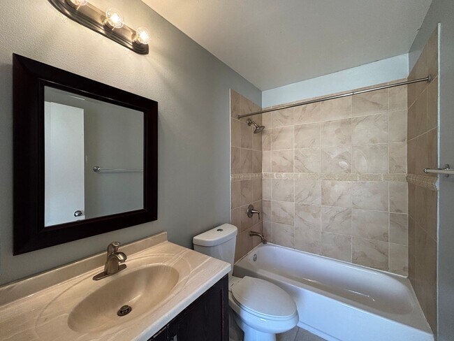 Building Photo - Spacious 3BD/2.5BA Townhouse in UTC W/ 2-C...