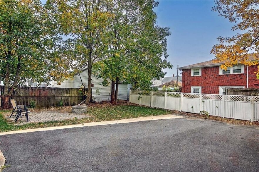 Building Photo - 21 Brewster St