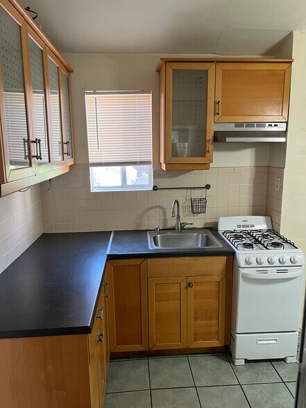 Kitchen - 3976 W 7th St