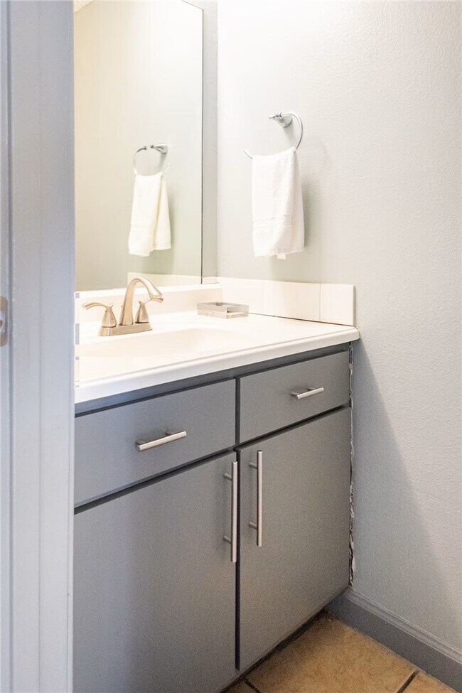 Building Photo - 106 NW Park St