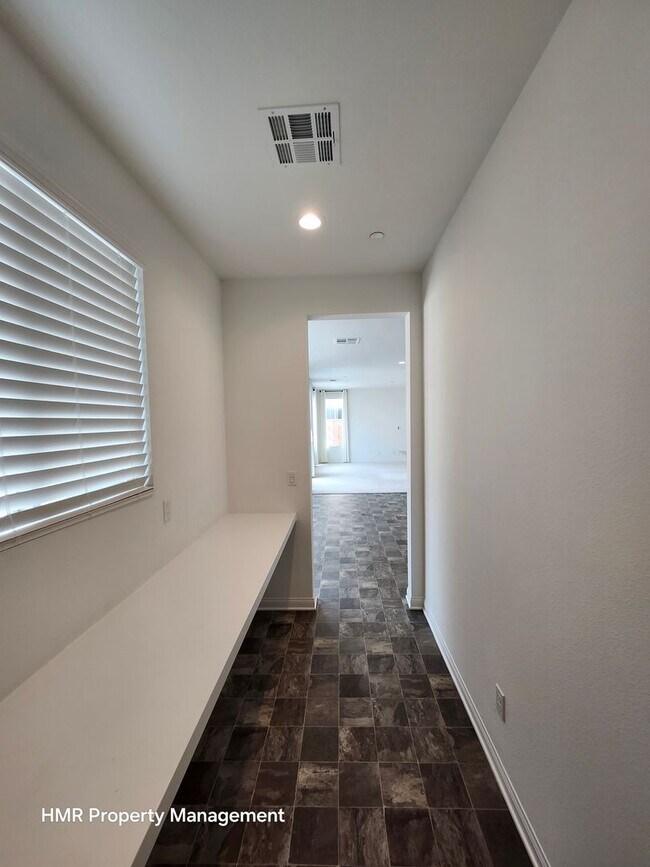 Building Photo - Beautiful two story 5 bedroom in ontario R...
