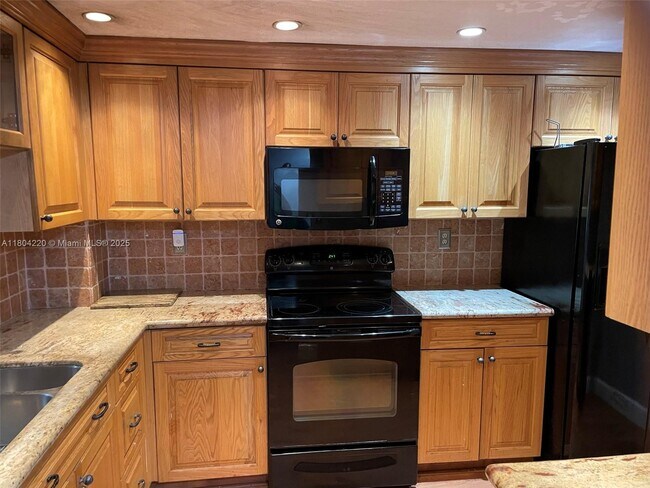 Building Photo - 8735 Ramblewood Dr