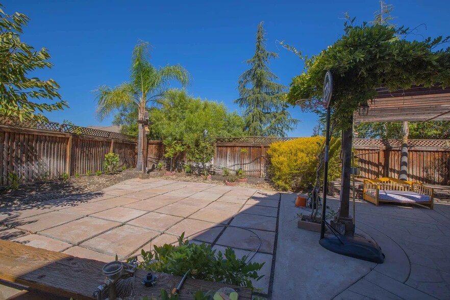 Building Photo - 2674 Torrey Pines Dr